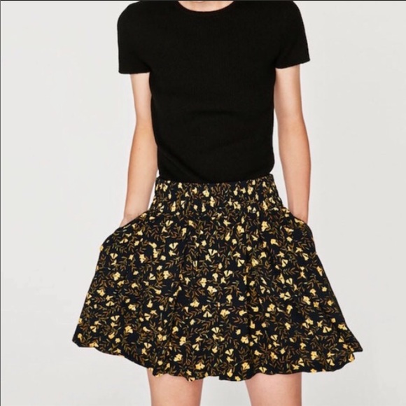 Zara Pants - 💥5/$30 ZARA BASIC Black Floral Print Shorts L